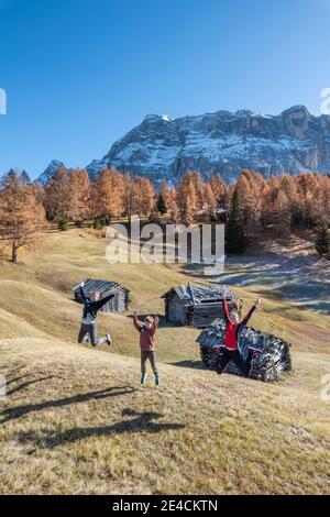 Hochabtei / Alta Badia, Provinz Bozen, Südtirol, Italien, Europa. Kinder haben Spaß auf den Armentara Wiesen Stockfoto