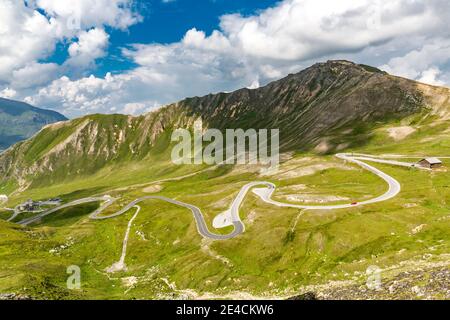 Blick von Fuschertörl auf die Serpentinen der Großglockner Hochalpenstraße, linkes Forschungszentrum und Museum Haus Alpine Naturschau, Edelweißspitze, 2572 m, Nationalpark hohe Tauern, Salzburger Land, Kärnten, Österreich, Europa Stockfoto