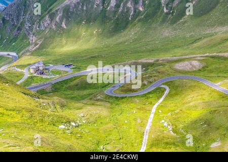 Forschungszentrum und Museum Haus Alpine Naturschau, Blick von Fuschertörl auf die Serpentinen der Großglockner Hochalpenstraße, Nationalpark hohe Tauern, Salzburger Land, Kärnten, Österreich, Europa Stockfoto