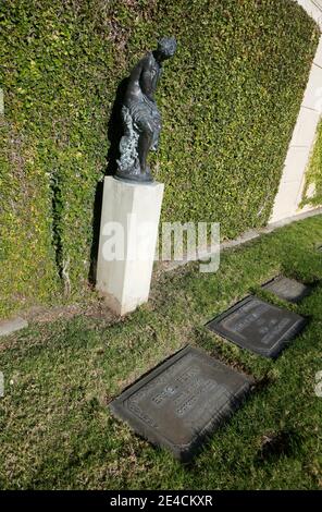 Glendale, Kalifornien, USA 18. Januar 2021 EIN allgemeiner Blick auf die Atmosphäre des Grabes des Schauspielers Errol Flynn am 18. Januar 2021 im Garten des ewigen Friedens im Freiheitsgericht im Forest Lawn Memorial Park in Glendale, Kalifornien, USA. Foto von Barry King/Alamy Stockfoto Stockfoto