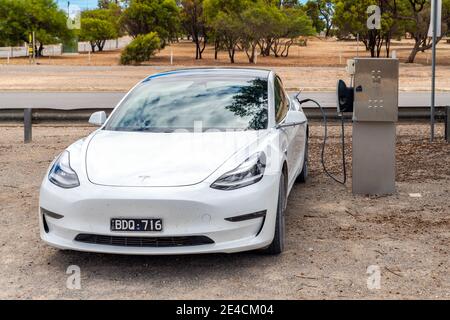 Yorke Peninsula, Südaustralien - 18. Januar 2020: Tesla-Ladestation entlang der Straße mit dem Modell 3-Auto in Minlaton an einem Tag Stockfoto