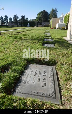 Glendale, Kalifornien, USA 18. Januar 2021 EIN allgemeiner Blick auf die Atmosphäre des Grabes des Schauspielers Errol Flynn am 18. Januar 2021 im Garten des ewigen Friedens im Freiheitsgericht im Forest Lawn Memorial Park in Glendale, Kalifornien, USA. Foto von Barry King/Alamy Stockfoto Stockfoto