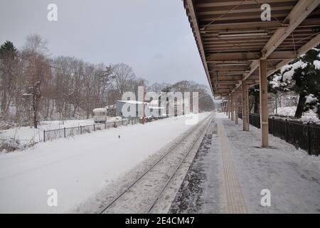 Der Winterbahnhof mit Schneelandschaft in Hokkaido, Japan Stockfoto