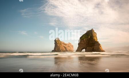 Archway Island am Strand von Whararariki bei Sonnenaufgang, Südinsel, Neuseeland Stockfoto