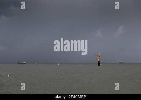 Europa, Deutschland, Niedersachsen, Nordsee, Ostfriesische Inseln, Nationalpark Wattenmeer, Borkum, Schiff auf dem Meer und dunkle Wolken Stockfoto