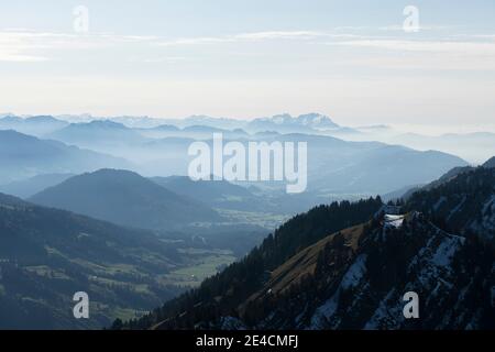 Europa, Deutschland, Bayern, Allgäu, Oberstaufen, Blick vom Hochgrat auf die Schweizer Alpen im Hintergrund Stockfoto