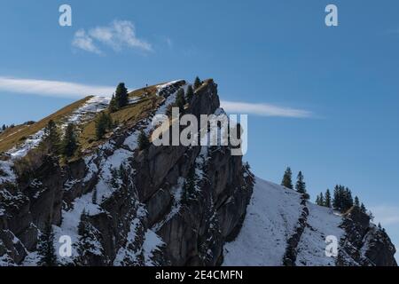 Europa, Deutschland, Bayern, Allgäu, Oberstaufen, Hochgrat, schneebedeckt im Herbst, Wanderer auf dem Weg zum Gipfel Stockfoto