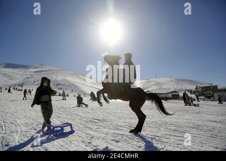 (210123) -- PEKING, 23. Januar 2021 (Xinhua) -- Menschen genießen Schnee in einem Skigebiet in Ankara, Türkei, 22. Januar. 2021. (Foto von Mustafa Kaya/Xinhua) Stockfoto