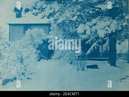 Amerikanisches Archiv Cyanotypiefoto eines von tiefem Schnee umgebenen Hauses vom 14. April 1893. Aufgenommen im späten 19. Jahrhundert in Port Byron, NY, USA Stockfoto