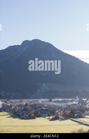 Europa, Deutschland, Bayern, Allgäu, Oberallgäu, Allgäuer Alpen, Oberstdorf im Morgenlicht, Schanze Stockfoto