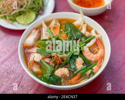 Bun Mam Nudelsuppe - eine der berühmten vietnamesischen Nudeln. Hochwertige Fotos Stockfoto