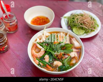 Beliebte und leckere Vietnam Meeresfrüchte Nudeln Suppe - Bun Mam Nudeln. Hochwertige Fotos Stockfoto