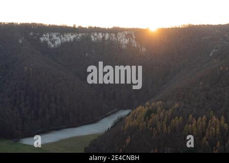 Europa, Baden-Württemberg, Schwäbische Alb, Biosphärengebiet, Bad Urach, Schlossberg, Blick von der Ruine Hohenurach, Sonnenuntergang über Felsrutschen Stockfoto