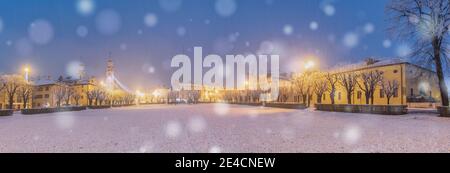 Italien, Venetien, Belluno, Agordino, die Stadt Agordo im Winter aus dem großen Park im Zentrum als Broi bekannt gesehen Stockfoto