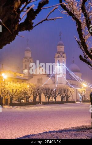 Italien, Venetien, Belluno, Agordino, die Stadt Agordo im Winter aus dem großen Park im Zentrum als Broi bekannt gesehen Stockfoto