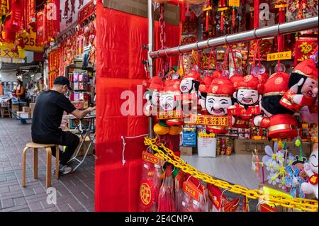 Hongkong, China. Januar 2021. Dekorative Ornamente in einem Geschäft während der Vorbereitung der chinesischen Neujahrsfeier gesehen.die ehemalige britische Kolonie von Hongkong bereitet sich auf das Lunar Chinese New Year 2021 of the Ox. Kredit: SOPA Images Limited/Alamy Live Nachrichten Stockfoto