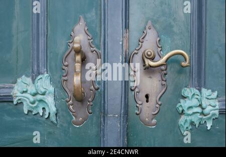 Kunstvolle alte Türgriffe, Altstadt, Lübeck, Schleswig-Holstein, Deutschland, Europa Stockfoto