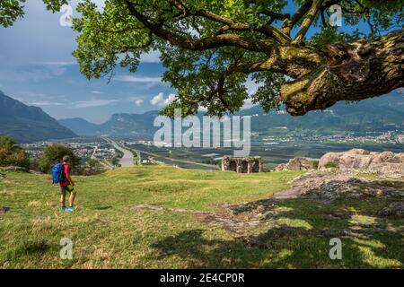Montan, Provinz Bozen, Südtirol, Italien. Blick von Castelfeder mit der prähistorischen Vorhangmauer in der Südtiroler Tiefebene Stockfoto