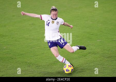 Orlando, Florida, USA. 22. Januar 2021: Die US-Verteidigerin EMILY SONNET (14) macht einen Pass während des Spiels USWNT gegen Columbia im Exploria Stadium in Orlando, FL am 22. Januar 2021. Quelle: Cory Knowlton/ZUMA Wire/Alamy Live News Stockfoto