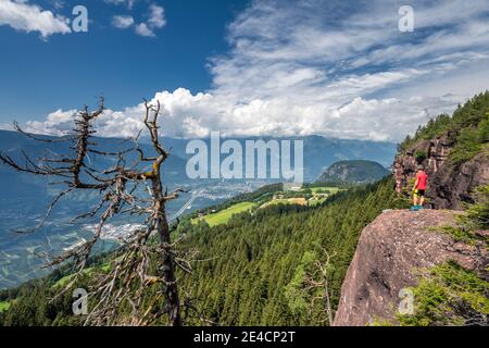 Verano, Provinz Bozen, Südtirol, Italien. Blick vom Rotsteinkogel hinunter nach Meran Stockfoto