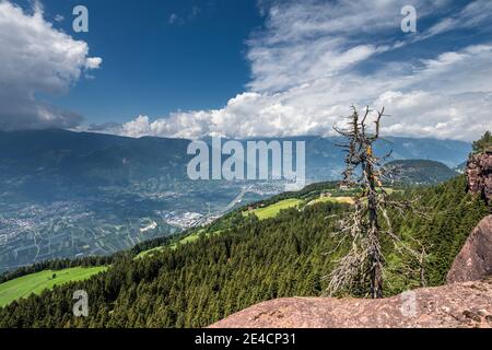 Verano, Provinz Bozen, Südtirol, Italien. Blick vom Rotstenkogel hinunter auf Lana und die Stadt Meran im Hintergrund Stockfoto