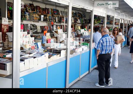 Coruna, Spanien. Menschen, die alte Bücher in den Ständen der Messe, die jedes Jahr in einem Park im Zentrum der Stadt A Coruna stattfindet Stockfoto