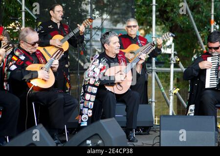 Coruna-Spanien. Bestandteil der Universität Veteranen Thunfisch spielen die Gitarre während eines Konzerts am 21. August 2019 Stockfoto