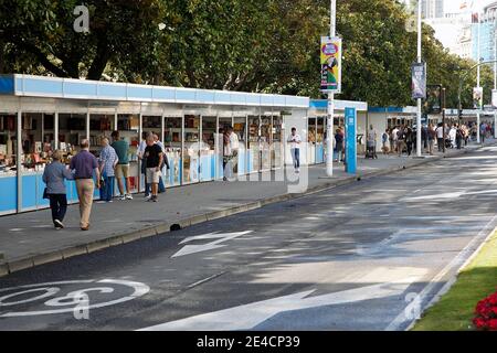 Coruna, Spanien. Menschen, die alte Bücher in den Ständen der Messe, die jedes Jahr in einem Park im Zentrum der Stadt A Coruna stattfindet Stockfoto