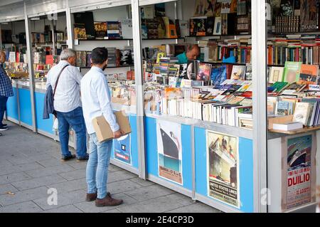 Coruna, Spanien. Leute, die alte Bücher in den Ständen der Messe, die jedes Jahr in einem Park im Zentrum der Stadt A Coruna auf Au stattfindet Stockfoto