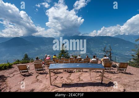 Verano, Provinz Bozen, Südtirol, Italien. Das Knottnkino am Rotsteinkogel, im Tal das Dorf Lana Stockfoto