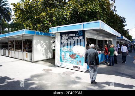 Coruna, Spanien. Menschen, die alte Bücher in den Ständen der Messe, die jedes Jahr in einem Park im Zentrum der Stadt A Coruna stattfindet Stockfoto