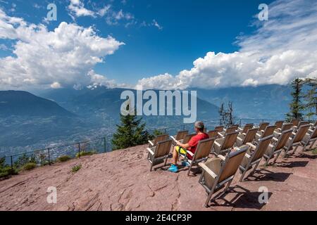 Verano, Provinz Bozen, Südtirol, Italien. Das Knottnkino am Rotsteinkogel, im Tal das Dorf Lana Stockfoto