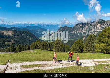 Tierers, Tierser Tal, Bozen, Dolomiten, Südtirol, Italien. Wanderer auf dem Aufstieg zum Haniger Schwaige, im Hintergrund die Stadt Bozen Stockfoto