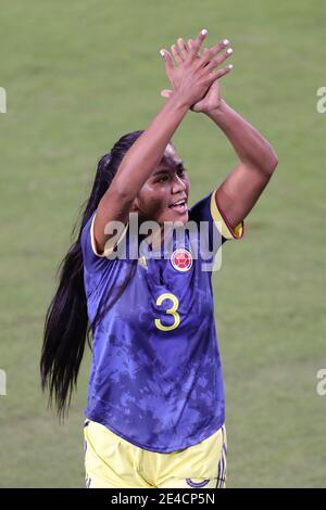 Orlando, Florida, USA. 22. Januar 2021: Kolumbien-Verteidigerin DANIELA ARIAS (3) Jubel für die Fans während des Spiels USWNT gegen Columbia im Exploria Stadium in Orlando, FL am 22. Januar 2021. Quelle: Cory Knowlton/ZUMA Wire/Alamy Live News Stockfoto