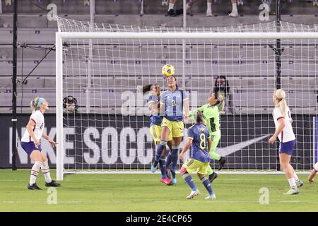 Orlando, Florida, USA. 22. Januar 2021: Die kolumbianische Verteidigerin DANIELA ARIAS (3) macht beim Spiel USWNT gegen Columbia im Exploria Stadium in Orlando, FL am 22. Januar 2021 einen Kopfball-Speicher. Quelle: Cory Knowlton/ZUMA Wire/Alamy Live News Stockfoto