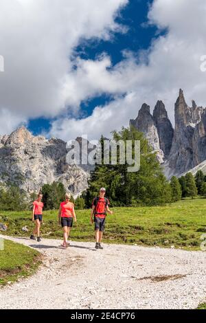 Tierers, Tierser Tal, Bozen, Dolomiten, Südtirol, Italien. Wanderer vor den berühmten Felsengipfeln der Vajolet-Türme Stockfoto