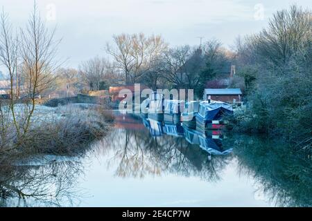 Kanalboote auf dem oxford-Kanal im Frost. Somerton, North Oxfordshire, England Stockfoto