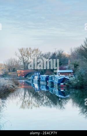 Kanalboote auf dem oxford-Kanal im Frost. Somerton, North Oxfordshire, England Stockfoto