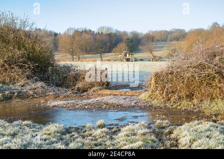 Alte Baumhausscheune in der frostigen landschaft von oxfordshire. North Aston, oxfordshire, England Stockfoto