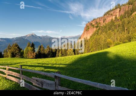 Verano, Provinz Bozen, Südtirol, Italien. Der Rotsteinkogel, auf dessen Gipfel sich das Knottnkino befindet, mit der Laugenspitze im Hintergrund Stockfoto