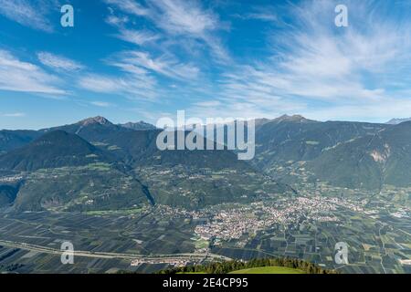 Verano, Provinz Bozen, Südtirol, Italien. Blick vom Rotsteinkogel hinunter nach Lana Stockfoto