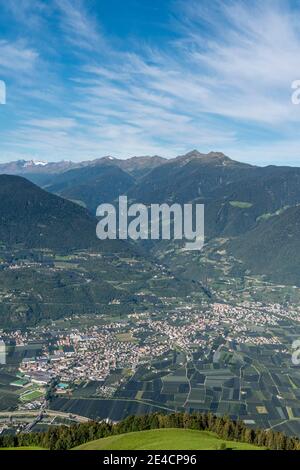 Verano, Provinz Bozen, Südtirol, Italien. Blick vom Rotsteinkogel hinunter nach Lana Stockfoto