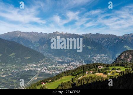 Verano, Provinz Bozen, Südtirol, Italien. Blick vom Rotsteinkogel nach Meran, über die Gipfel der Texelgruppe Stockfoto