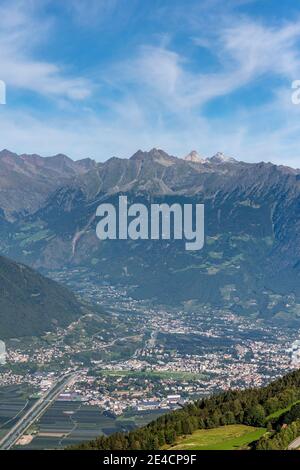 Verano, Provinz Bozen, Südtirol, Italien. Blick vom Rotsteinkogel nach Meran, über die Gipfel der Texelgruppe Stockfoto