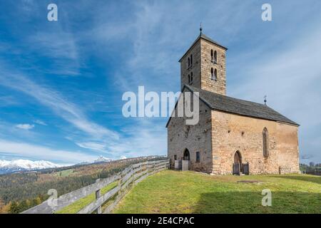 Jenesien, Provinz Bozen, Südtirol, Italien. Herbst auf dem Salten, Europas höchstem Lärchenplateau mit der St. Jakob Kirche auf Langfenn Stockfoto