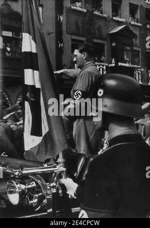 Hitler und die Blutfahne Von 1923 am Reichsparteitag Nürnberg Stockfoto