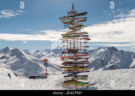 Europa, Österreich, Tirol, Ischgl, Wegweiser im Skigebiet am Pardatschgrat oberhalb von Idalp Stockfoto