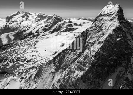 Italien, Piemont, Schweiz, Kanton Wallis, Zermatt, Matterhorn Nordwand mit Hörnligrat und Zmuttgrat, im Hintergrund Monte Rosa, Liskamm, Castor, Pollux, Breithorn und Kleinmatterhorn Stockfoto