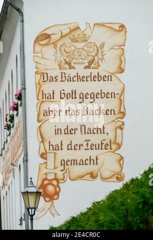 façade Gemälde, Zunftwappen des Bäckerhandwerks, das Leben des Bäckers wurde von Gott gegeben - aber das nächtliche Backen machte der Teufel, Altstadt, Quedlinburg, Harz, Sachsen-Anhalt, Deutschland, Europa Stockfoto