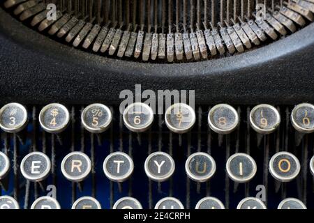 Dusty Vintage Schreibmaschinen-Tasten (Englische Tastatur) Stockfoto